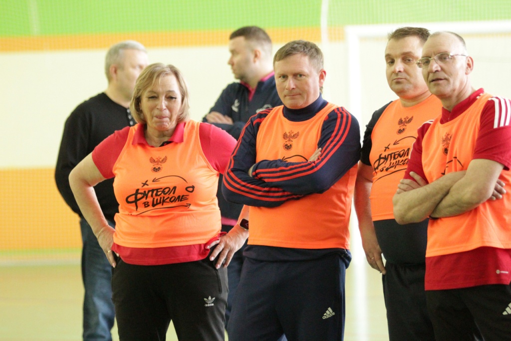 Учителя Калужской области грызут гранит футбольной науки .